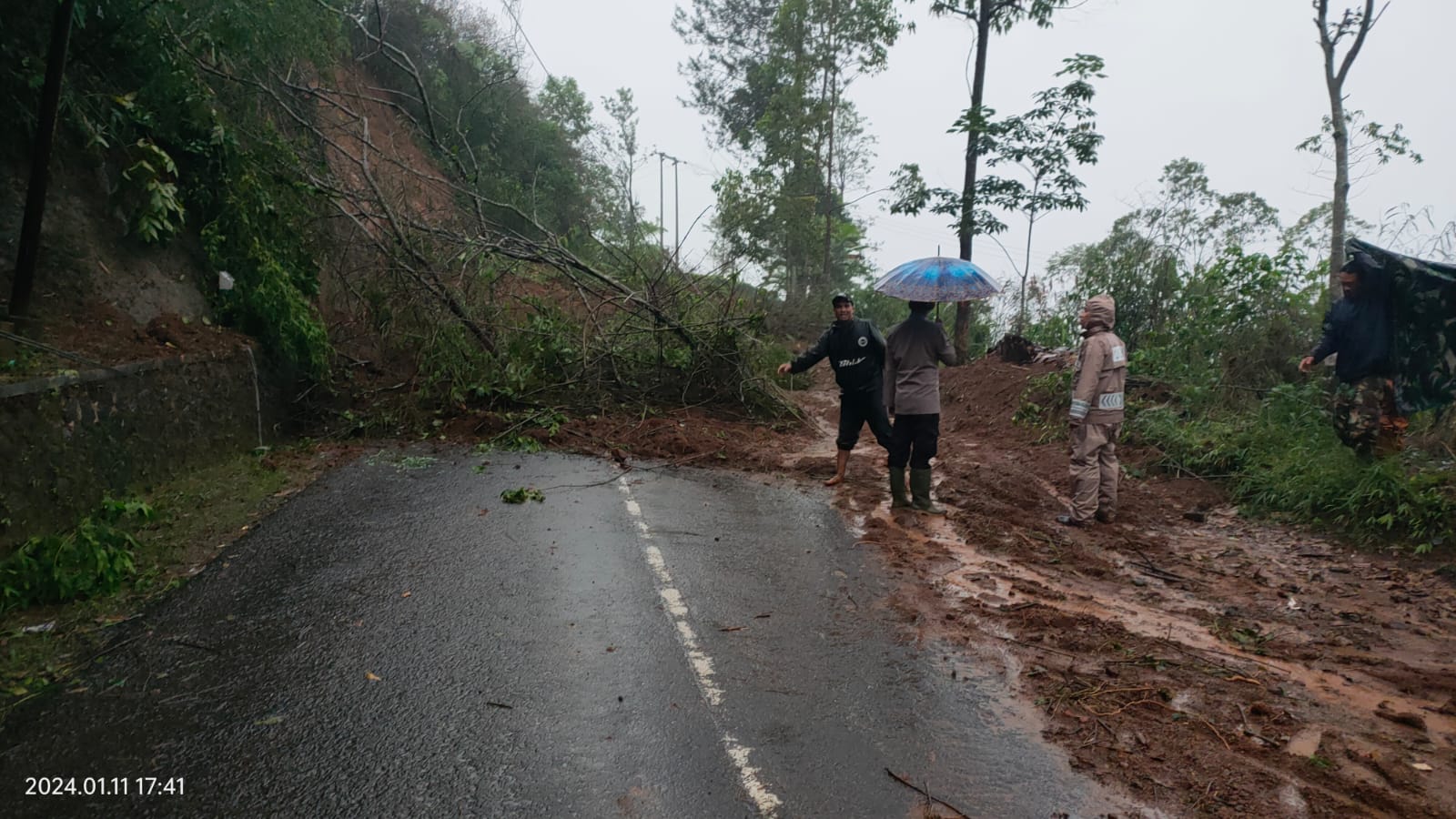 Material longsor menutupi ruas Jalan Bungbulang-Garut, Kecamatan Pamulihan, Kabupaten Garut, Kamis sore (11/01/2024). (Foto : Dok. Kecamatan Pamulihan).