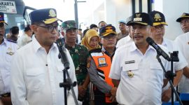 Kunjungan Kerja Menteri Perhubungan Republik Indonesia (Menhub RI) Budi Karya Sumadi didampingi oleh Pj. Bupati Garut Barnas Ajidin di Terminal Guntur, Garut, Jawa Barat, Minggu (04/02/2024).
