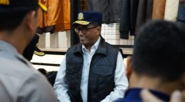Menteri Perhubungan Republik Indonesia, Budi Karya Sumadi, didampingi Penjabat Bupati Garut, Barnas Adjidin, meninjau produk kulit Garut di Sentra Kulit Sukaregang, Kecamatan Garut Kota, Kabupaten Garut, pada Minggu (04/02/2024).