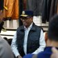 Menteri Perhubungan Republik Indonesia, Budi Karya Sumadi, didampingi Penjabat Bupati Garut, Barnas Adjidin, meninjau produk kulit Garut di Sentra Kulit Sukaregang, Kecamatan Garut Kota, Kabupaten Garut, pada Minggu (04/02/2024).