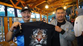 Penjabat (Pj) Bupati Garut, Barnas Adjidin, mengunjungi serta menikmati keindahan alam di Desa Wisata Saung Ciburial yang berlokasi di Desa Sukalaksana, Kecamatan Samarang, Kabupaten Garut, Minggu (4/2/2024).