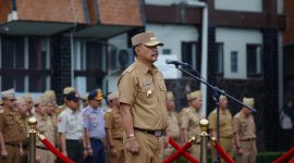 Barnas Adjidin memimpin apel tersebut di Lapangan Sekretariat Daerah Garut, Jalan Pembangunan, Kecamatan Tarogong Kidul, Kabupaten Garut pada Senin (5/2/2024).