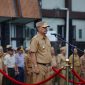 Barnas Adjidin memimpin apel tersebut di Lapangan Sekretariat Daerah Garut, Jalan Pembangunan, Kecamatan Tarogong Kidul, Kabupaten Garut pada Senin (5/2/2024).