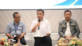 Penjabat (Pj) Bupati Garut, Barnas Adjidin, menerima kunjungan kerja dari Pj Gubernur Jawa Barat (Jabar), Bey Machmudin di Ruang Pamengkang, Kecamatan Garut Kota, Kabupaten Garut, Selasa (6/2/2024).