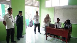 Pelaksanaan Perekaman Kartu Tanda Penduduk (KTP) Elektronik secara massal bagi siswa-siswi SMKN 1 Garut yang berlokasi di Jalan Raya Cimanuk, Kecamatan Tarogong Kidul, Kabupaten Garut, Rabu (7/2/2024).