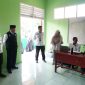 Pelaksanaan Perekaman Kartu Tanda Penduduk (KTP) Elektronik secara massal bagi siswa-siswi SMKN 1 Garut yang berlokasi di Jalan Raya Cimanuk, Kecamatan Tarogong Kidul, Kabupaten Garut, Rabu (7/2/2024).