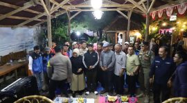 Penjabat (Pj) Bupati Garut, Barnas Adjidin, menghadiri serta menyelenggarakan pendistribusian bantuan sosial bersama Taruna Siaga Bencana (Tagana) di Pantai Karangpapak, Kecamatan Cikelet, Kabupaten Garut, pada Selasa malam (6/2/2024).