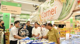 Pj Gubernur Jawa Barat Bey Machmudin meninjau stok beras di pasar tradisional dan supermarket di Kota Bandung, Senin (19/2/2024).(Foto: Angga/Biro Adpim Jabar)
