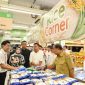 Pj Gubernur Jawa Barat Bey Machmudin meninjau stok beras di pasar tradisional dan supermarket di Kota Bandung, Senin (19/2/2024).(Foto: Angga/Biro Adpim Jabar)