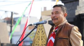 Penjabat Bupati Garut, Barnas Adjidin, memberikan arahan dalam Apel Pagi bersama Disparbud Kabupaten Garut, di Kantor Disparbud Kabupaten Garut, Jalan Ciledug, Kecamatan Garut Kota, Kabupaten Garut, Selasa (20/02/2024).
