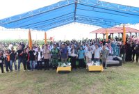Penjabat (Pj) Bupati Garut, Barnas Adjidin, turut serta dalam acara pembukaan Program Ketahanan Pangan dan Pengembangan Desa Wisata di Desa Tegalgede, Pakenjeng, Kabupaten Garut, pada hari Rabu (6/3/2024).