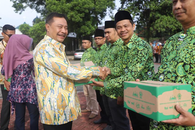 Pj. Bupati Garut memimpin Apel Pagi di Lapangan Setda Garut, Jalan Pembangunan, Kecamatan Tarogong Kidul Kabupaten Garut Pada Jumat. (8/03/2024).