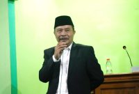 Penjabat Bupati Garut, Barnas Adjidin, memberikan sambutan dalam acara Shubuh Akbar sekaligus Silaturahmi Akbar Lintas Komunitas se-Kabupaten Garut, di Masjid Al-Istiqomah, Teras Cimanuk, Kecamatan Tarogong Kidul, Kabupaten Garut, Minggu (10/3/2024).