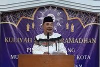 Penjabat (Pj) Bupati Garut, Barnas Adjidin, menghadiri kegiatan Paket Ramadan dan Kuliah Shubuh 1445 Hijriah Tahun 2024 yang berlokasi di Masjid Al Djamhari Muhammadiyah Lio, Kecamatan Garut Kota, Kabupaten Garut, Senin (11/3/2024).