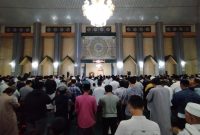 Penjabat Bupati Garut, Barnas Adjidin, memberikan sambutan pada pelaksanaan salat tarawih perdana di Masjid Agung Garut, Senin malam (11/3/2024).