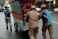 Satuan Polisi Pamong Praja (Satpol PP) Kabupaten Garut bersama TNI-Polri, melakukan penertiban pedagang kaki lima (PKL) di kawasan perkotaan pada Kamis pagi (14/3/2024). (Foto: Dok. Satpol PP Garut)