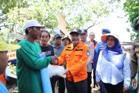 Penjabat (Pj) Bupati Garut, Barnas Adjidin, meninjau lokasi terdampak bencana gelombang pasang di Pantai Rancabuaya, Kecamatan Caringin, Kabupaten Garut, Sabtu (16/3/2024).