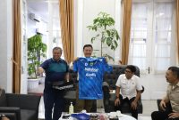 Penjabat Bupati Garut, Barnas Adjidin, menerima kunjungan silaturahmi dari manajemen PT. Persib Bandung Bermartabat (PBB) yang diwakili oleh Vice President Operasional PT. PBB, Andang Ruhiat, di Ruang Pamengkang, Kecamatan Garut Kota, Kabupaten Garut, Rabu (20/3/2024).