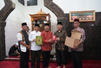 Penjabat (Pj) Bupati Garut, Barnas Adjidin, kembali melaksanakan kegiatan Safari Ramadan, di Masjid Besar Kecamatan Selaawi, Kabupaten Garut, Kamis malam (21/3/2024).