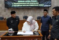 Pj. Bupati Garut hadir dalam Rapat Paripurna DPRD Kabupaten Garut dalam rangka Penyampaian Nota Laporan Keterangan Pertanggungjawaban (LKPJ) Tahun Anggaran 2023, di Ruang Rapat Paripurna DPRD Garut, Jalan Patriot, Kecamatan Tarogong Kidul, Kabupaten Garut, Senin (25/3/2024).