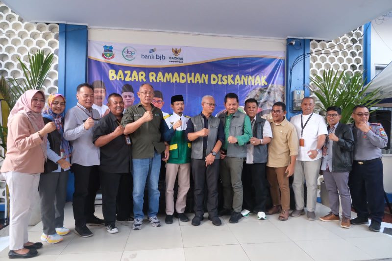 Sekretaris Daerah (Sekda) Garut, Nurdin Yana, membuka secara resmi pelaksanaan Bazar Ramadan Dinas Perikanan dan Peternakan (Diskannak) Garut 1445 H, di Halaman Kantor Diskannak Garut, Jalan Patriot, Kecamatan Tarogong Kidul, Kabupaten Garut, Selasa (2/4/2024).