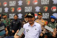 Pj. Bupati Garut memimpin Apel Gelar Pasukan Operasi Ketupat Lodaya Tahun 2024 dalam rangka Persiapan Pengamanan Idulfitri 1445 H di Wilayah Hukum Polres Garut,  yang dilaksanakan di Lapang Apel Mapolres Garut, Jalan Raya Suci, Kecamatan Karangpawitan, Kabupaten Garut, Selasa (3/4/2024).