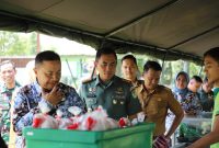 Penjabat (Pj) Bupati Garut, Barnas Adjidin, mengunjungi sekaligus meninjau pelaksanaan Gerakan Pangan Murah (GPM) Serentak Nasional yang diselenggarakan oleh Korem 062/Tarumanegara (TN) yang berlokasi di Jalan Baratayudha, Kecamatan Garut Kota, Kabupaten Garut, Senin (1/4/2024).