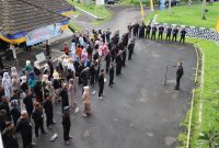 Barnas Adjidin, Penjabat (Pj) Bupati Garut, memimpin apel pagi di Kantor Dinas Pekerjaan Umum dan Penataan Ruang (PUPR) Garut, Jalan Raya Samarang, Kecamatan Tarogong Kidul, Kabupaten Garut, pada Kamis (4/4/2024).