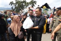 Penjabat (Pj) Bupati Garut, Barnas Adjidin, bersama dengan tim Dinas Perindustrian dan Perdagangan (Disperindag) Provinsi Jawa Barat dengan penuh semangat meresmikan program Sembako Murah di Kecamatan Bayongbong, Kabupaten Garut, pada Kamis (4/4/2024).