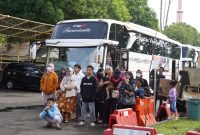 Penjabat (Pj) Bupati Garut, Barnas Adjidin, hadir pada momen keberangkatan Program Mudik Gratis di Markas Kepolisian Resor (Mapolres) Garut, Jalan Raya Suci, Kecamatan Karangpawitan, Kabupaten Garut, pada Sabtu (6/4/2024).