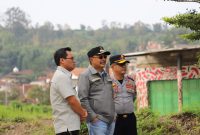 Penjabat (Pj) Bupati Garut, Barnas Adjidin, melakukan monitoring kesiapan jalur dan lokasi Wisata Alam Darajat di Kecamatan Pasirwangi, Kabupaten Garut, Senin (8/4/2024).