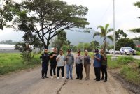 Penjabat Bupati Garut, Barnas Adjidin, meninjau kondisi Jalan Prof. KH. Anwar Musaddad, Kecamatan Banyuresmi, Kabupaten Garut, pada Senin (8/4/2024).