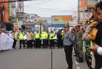 Penjabat (Pj) Bupati Garut, Barnas Adjidin, memimpin Apel Bersama Kesiapan Pengamanan Malam Takbiran Idulfitri 1445 Hijriah Operasi Ketupat Lodaya 2024, di Pos PAM Bank BJB, Jalan Ahmad Yani, Kecamatan Garut Kota, Kabupaten Garut, Selasa (9/4/2024)