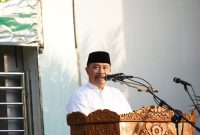 Penjabat (Pj) Bupati Garut, Barnas Adjidin, memberikan sambutan usai pelaksanaan Salat Idulfitri 1445 Hijriah yang berlangsung di Masjid Agung Garut, Kecamatan Garut Kota, Kabupaten Garut, Rabu (10/4/2024).