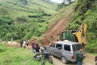 Dinas terkait menangani bencana longsor di wilayah Lawang Angin, Kecamatan Banjarwangi, Kabupaten Garut, pada Jumat (12/4/2024). (Foto: Dok. Dinas PUPR Kabupaten Garut)