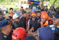 Penjabat Bupati Garut, Barnas Adjidin, memberikan pengarahan kepada Tim SAR Gabungan untuk mencari anak hanyut, di Kampung Jager, Desa Sukaratu, Kecamatan Banyuresmi, Kabupaten Garut, Minggu (14/4/2024).