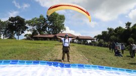Penjabat Bupati Garut, Barnas Adjidin, mencoba langsung paralayang di Bukit Haruman Jingga, Kecamatan Kadungora, Kabupaten Garut, Senin (15/04/2024).