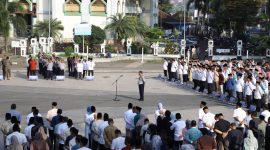 Penjabat Bupati Garut memimpin apel gabungan pasca Hari Raya Idulfitri 1445 yang berlangsung di Lapangan Oto Iskandar Di Nata atau Alun-Alun Garut, Kecamatan Garut Kota, Kabupaten Garut, pada Selasa (16/4/2024).