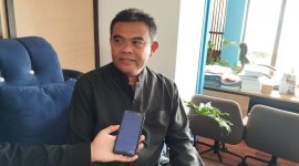 Kepala DLH Garut, Jujun Juansyah, memberikan pernyataan mengenai penanganan sampah di Kabupaten Garut selama bulan Ramadan dan pasca lebaran,  di kantornya, Jalan Terusan Pahlawan, Kecamatan Tarogong Kidul, Kabupaten Garut, Kamis (18/4/2024).