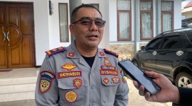 Kepala Dishub Garut, Satria Budi, memberikan pernyataan di Halaman Rumah Dinas Sekda Garut, Jalan Patriot, Kecamatan Tarogong Kidul, Kabupaten Garut, pada Kamis (18/4/2024).