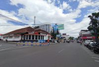 Kepala Disperindag ESDM Kabupaten Garut, Ridwan Effendi, memberikan keterangan di kantornya, di Jalan Merdeka, Kecamatan Tarogong Kidul, Kabupaten Garut, Kamis (18/04/2024).