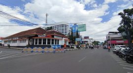 Kepala Disperindag ESDM Kabupaten Garut, Ridwan Effendi, memberikan keterangan di kantornya, di Jalan Merdeka, Kecamatan Tarogong Kidul, Kabupaten Garut, Kamis (18/04/2024).