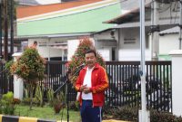 Pj. Bupati Garut, Barnas Adjidin, memberikan arahan pada apel pagi di Halaman Dinas Tenaga Kerja dan Transmigrasi (Disnakertrans) Kabupaten Garut, yang berlokasi di Jalan Guntur Cendana, Kecamatan Tarogong Kidul, Kabupaten Garut, pada Jumat (19/4/2024).