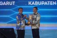 Penjabat Bupati Garut, Barnas Adjidin, menerima langsung Piala Penghargaan Terbaik I dalam penilaian PPD tahun 2024 tingkat Provinsi Jawa Barat. Acara ini berlangsung dalam rangka Musrenbang Provinsi Jawa Barat untuk menyusun RPJPD Tahun 2025-2045 dan RKPD Provinsi Jawa Barat Tahun 2025, di Trans Luxury Hotel, Kota Bandung, pada hari Senin (22/04/2024).