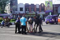 Para aparatur Pemkab Garut melaksanakan kegiatan Kamis-Jumat Bersih di beberapa lokasi perkotaan.