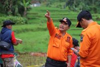 Penjabat (Pj) Bupati Garut, Barnas Adjidin, meninjau langsung lokasi bencana di Kampung Sirnagalih, Desa Talagajaya, Kecamatan Banjarwangi, Kabupaten Garut, Pada Sabtu (27/04/2024), Kemarin, Minggu (28/04/2024).