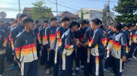 Pelaksanaan apel pagi di Lingkungan Dispora Kabupaten Garut, yang berlokasi di Jalan Merdeka, Kecamatan Tarogong Kidul, Kabupaten Garut, Jum'at (3/5/2024).