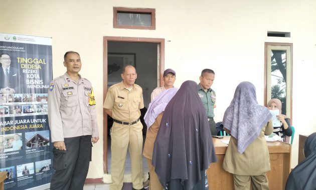 Babinsa dan Babinkamtibmas Desa Sukabakti Tarogong Kidul Garut, Dampingi Pembagian Beras Nasional Kepada 185 KPM