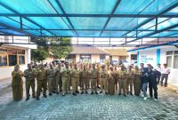 Pj Bupati Garut, Barnas Adjidin, memberikan arahan dalam Apel Pagi di Dinas Komunikasi dan Informatika (Diskominfo) Kabupaten Garut, Selasa (8/10/2024).