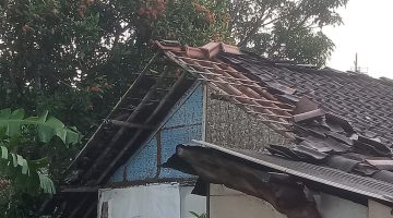 Cuaca Ekstrem Landa Garut: Puluhan Rumah Rusak, Satu Ambruk Total